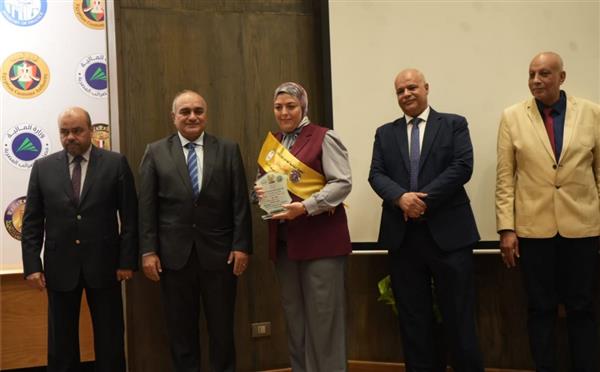 نائب وزير المالية يكرم الأمهات المثاليات والموظفين المتميزين ورواد العمل