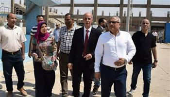 رئيس جامعة بني سويف يتابع التشغيل التجريبي لحمام السباحة الأوليمبي