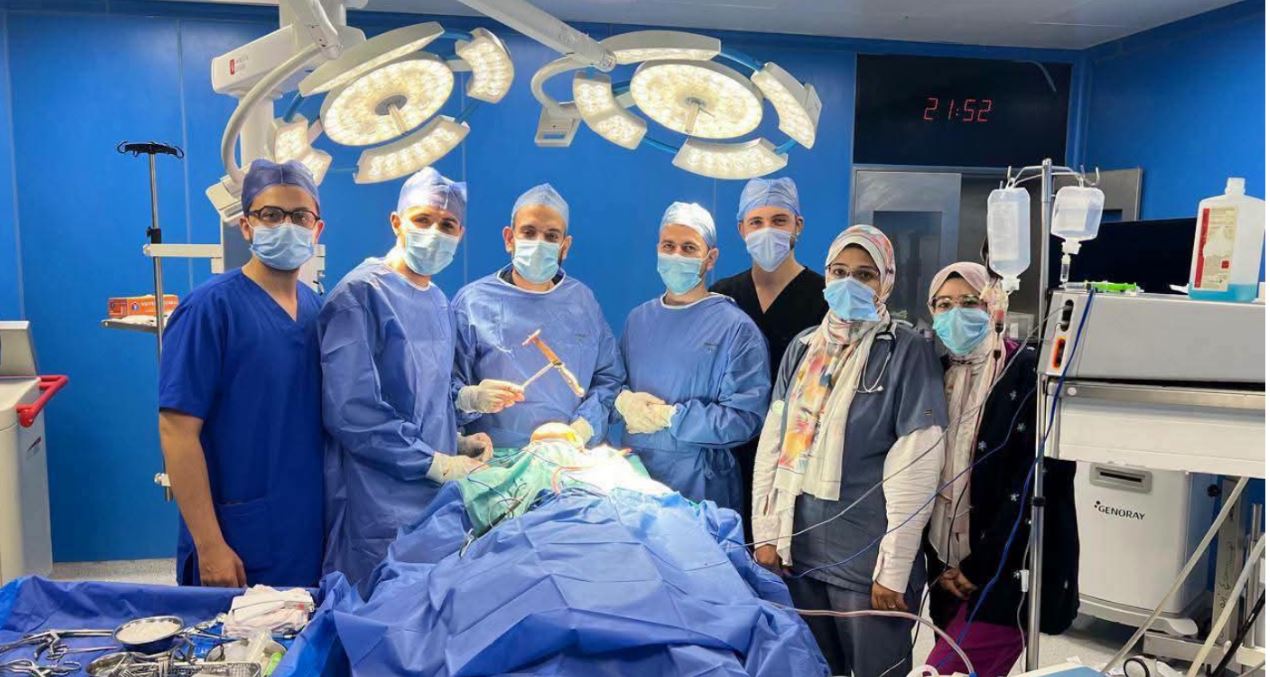 سكين في الرأس.. فريق طبي بمستشفيات جامعة بنها ينقذ حياة طفلة بعملية عاجلة