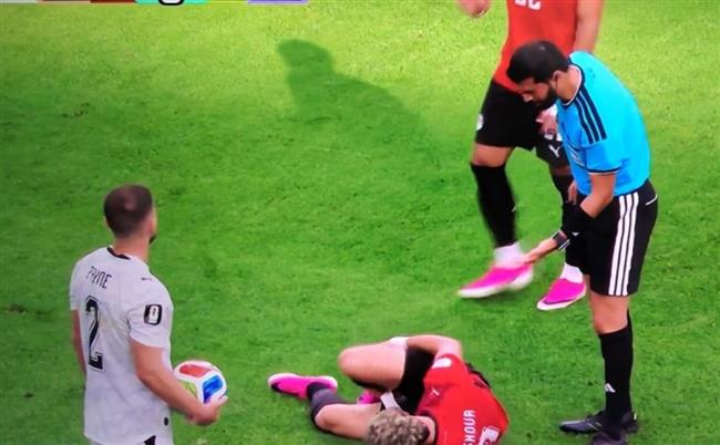 ركلة حرة مباشرة لمصر بعد عرقلة إمام عاشور أمام منطقة جزاء نيوزيلندا