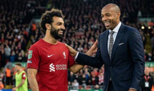 هنري يشيد بأبداء محمد صلاح بعد أن قاد الفراعنة لتحقيق أول فوز