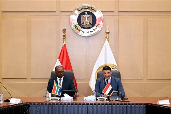 وزيرا الصناعة المصري والجنوب إفريقي يبحثان تعزيز التكامل الصناعي