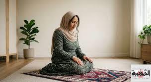 هل يجوز للمرأة أن تصلي كاشفة شعرها؟