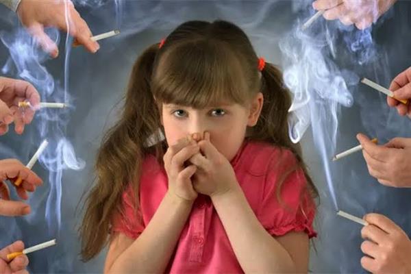 الصحة: سلوك الآباء قد يدفع الأطفال لتقليد التدخين في سن مبكرة