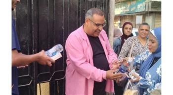 مدير غرب شبرا الخيمة التعليمية يوزع المياه والعصائر على طلاب الثانوية العامة