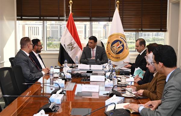 وزير الصناعة يبحث مع مسؤولي شركة جوتن مصر للدهانات خططها التوسعية