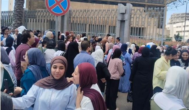 البسمة ترسم وجوه طلاب الثانوية العامة بالإسكندرية بعد امتحان اللغة الأجنبية الثانية