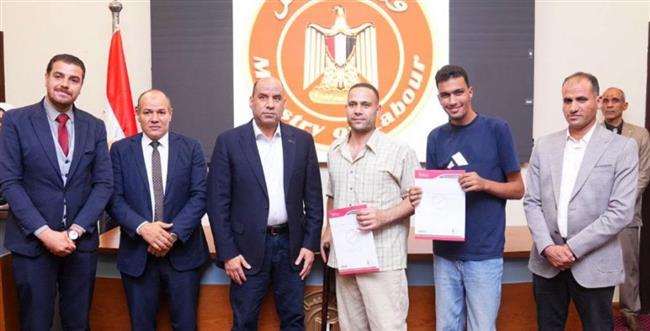 وزير العمل يسلم عقودًا لذوي الهمم بالعاصمة الجديدة