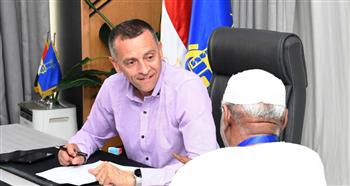   محافظ أسوان يستمع لمطالب المواطنين ويوجه بحلها فورًا
