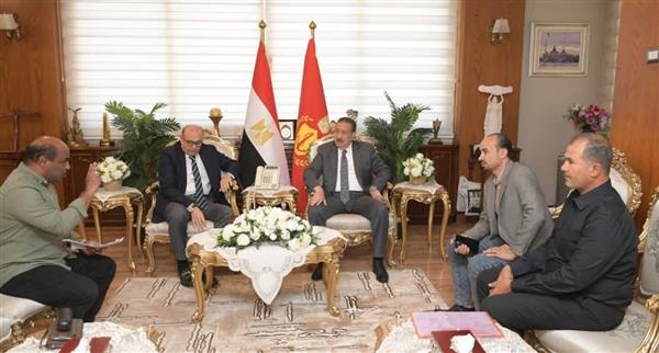 استجابة لمطالب أهالي قرية الرضوان.. محافظ بورسعيد يلتقي مدير التموين