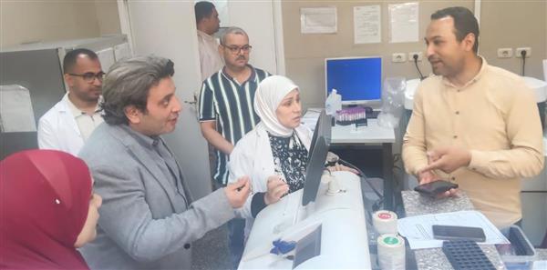 جولة مفاجئة لمدير التأمين الصحي بمستشفى بني سويف