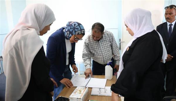 محافظ الوادي الجديد تتابع القافلة الطبية بمستشفى باريس