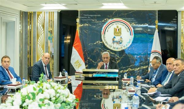 "جمبلاط" يعقد اجتماعًا موسعًا مع رؤساء الشركات المنفذة لمراجعة الموقف التنفيذي بالمحافظات