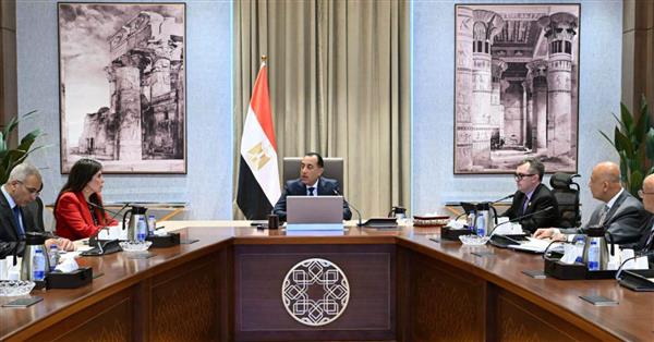رئيس الوزراء يتابع جهود تنفيذ الخطة الاستراتيجية لتحلية مياه البحر