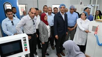 وزير الصناعة ومحافظ الإسكندرية يتفقدان مجمعي مرغم للصناعات البلاستيكية بالعامرية