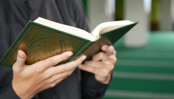 هل يجوز اللهو أو التدخين أثناء تلاوة القرآن؟.. الإفتاء تجيب