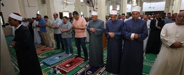 محافظ البحر الأحمر يؤدي شعائر صلاة الجمعة بمسجد الرحمن في الغردقة