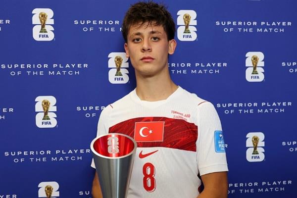 أردا جولر يفوز بجائزة أفضل لاعب في لقاء تركيا وأمريكا بالمونديال