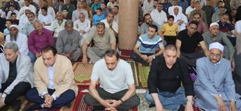 محافظ سوهاج يؤدي صلاة الجمعة بمسجد الحق