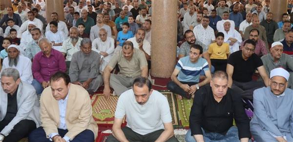 محافظ أسوان يلتقي المواطنين عقب صلاة الجمعة
