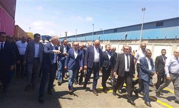 وزير الاستثمار ومحافظ الإسكندرية يتفقدان ميناء الدخيلة لمتابعة انتظام العمل وتسريع الإفراج الجمركي