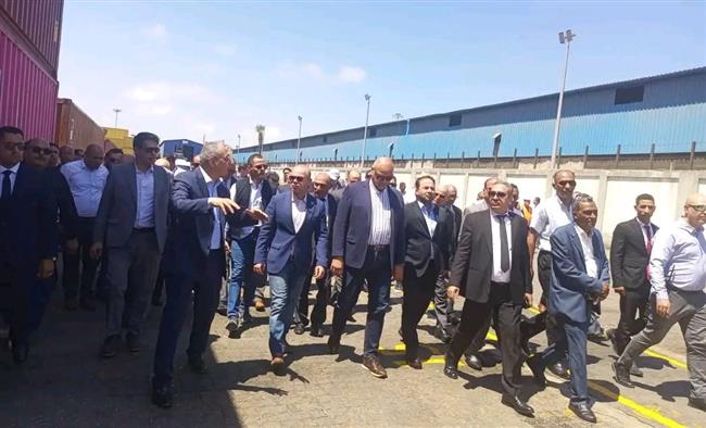 وزير الاستثمار ومحافظ الإسكندرية يتفقدان ميناء الدخيلة لمتابعة انتظام العمل وتسريع الإفراج الجمركي