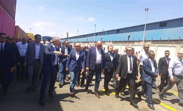 وزير الاستثمار ومحافظ الإسكندرية يتفقدان ميناء الدخيلة لمتابعة انتظام العمل وتسريع الإفراج الجمركي