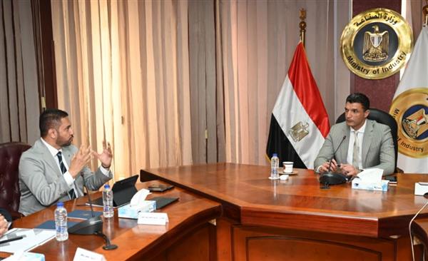 وزير الصناعة يبحث مع شركة "التوكل الكهربائية  جيلا" خطط التوسع في توطين تكنولوجيا الإضاءة