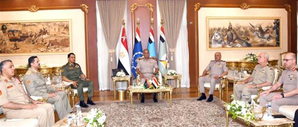 وزير الدفاع يلتقى نائب القائد العام للجيش الوطنى الليبى