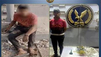ضبط شخص يقوم بتكسير قواعد أعمدة الإنارة وسرقة أسلاك الكهرباء في الإسكندرية