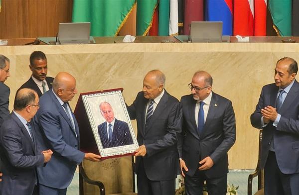 لفتة وفاء.. الرجوب يهدي أبو الغيط وحسام زكي لوحة تذكارية