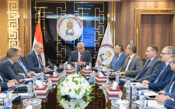 "جمبلاط" يبحث تعظيم الاستفادة من الأراضي والأصول واستغلال خطوط الإنتاج