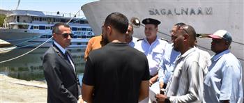   محافظ أسوان يواصل احتواء تداعيات غرق صندل بحيرة ناصر  