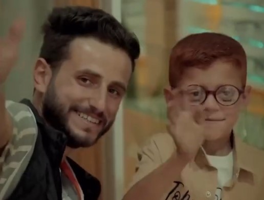 بعد سنوات من المعاناة.. طفل فلسطيني يستعيد بصره بفضل اللجنة المصرية