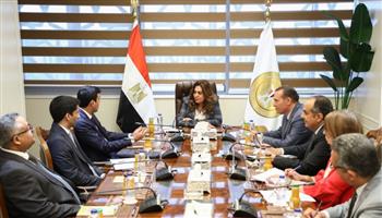   "منال عوض" تبحث مع الأمين العام لمنظمة المدن العربية تبادل الخبرات والتعاون المشترك