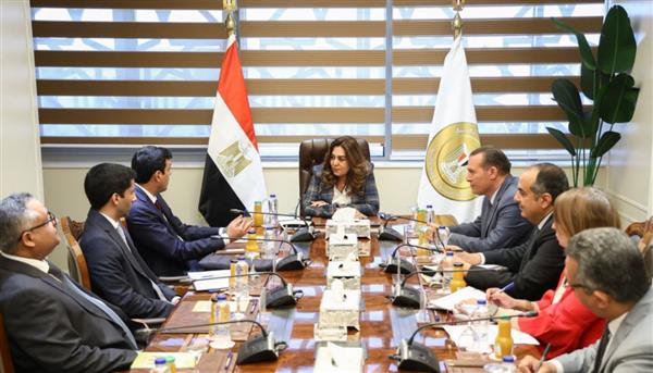 "منال عوض" تبحث مع الأمين العام لمنظمة المدن العربية تبادل الخبرات والتعاون المشترك