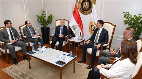 وزير الصناعة يبحث مع سفير أيرلندا فرص تعزيز التعاون الصناعي بين البلدين