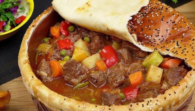 طريقة عمل طاجن اللحمة بالخضار مغطى بالعجين