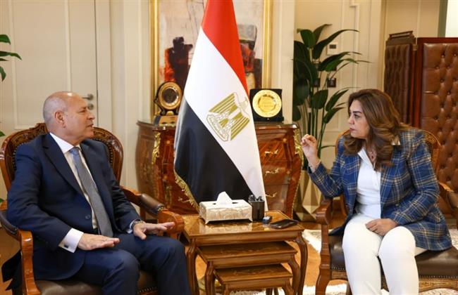 وزيرة التنمية المحلية والبيئة تتابع مع محافظ القاهرة الموقف التنفيذى للمشروعات التنموية