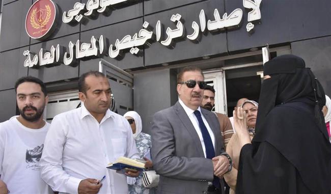 محافظ بورسعيد يتفقد مركز تراخيص المحال العامة بحي المناخ 