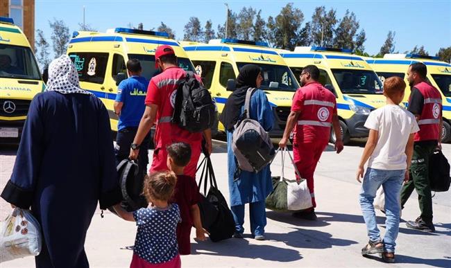 مغادرة فوج جديد من الفلسطينيين عبر معبر رفح البري بعد استكمال علاجهم