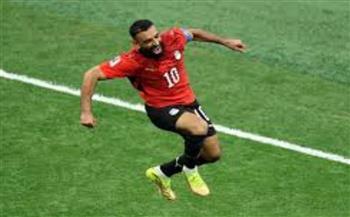 محمد صلاح يبدأ الجرى حول الملعب استعدادا لمباراة أستراليا