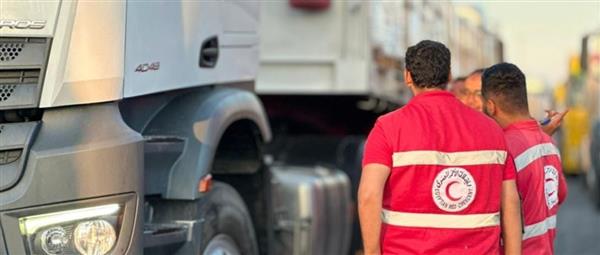 الهلال الأحمر: قافلة "زاد العزة" الـ 224 تحمل 3,163 طنًا من المساعدات الإنسانية