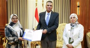   محافظ جنوب سيناء يُكرم خريجات مراكز تدريب الخياطة ويشيد بدورهن في ريادة الأعمال