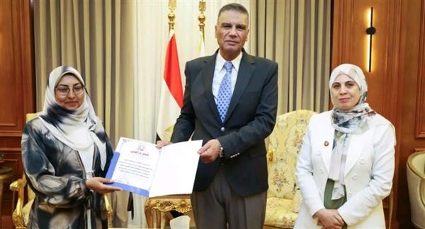 محافظ جنوب سيناء يُكرم خريجات مراكز تدريب الخياطة ويشيد بدورهن في ريادة الأعمال