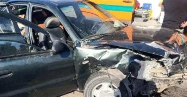إصابة 9 أشخاص إثر حادث تصادم سيارتين فى الصف