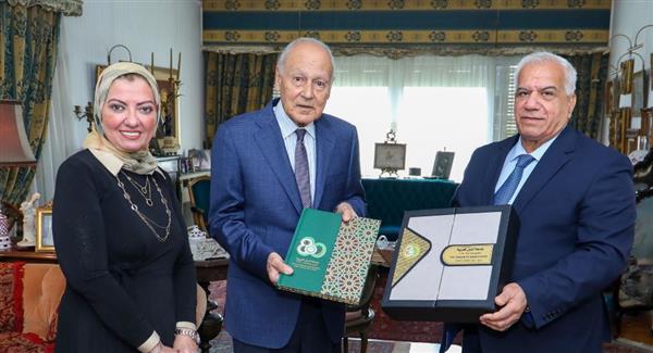 أبو الغيط يتسلم أول نسخة  من كتاب جامعة الدول العربية ..ثمانون عاما