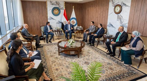 وزير البترول  يبحث مع رئيس دانة غاز الإماراتية خطط التوسع في الاستثمارات