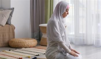 أمين الفتوى يوضح حكم صلاة المرأة بالبنطلون وشروط صحة الزي الشرعي