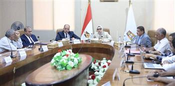   محافظ الوادي الجديد تعقد اجتماعًا لمتابعة موقف ملفات تقنين أراضي الدولة 